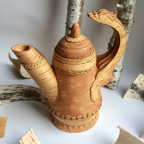 Tee oder Kaffeekanne aus Birkenrinde. Es erfordert schon etwas Zeit und Geduld bevor SIE so ein UNIKAT zu Hause stehen haben.